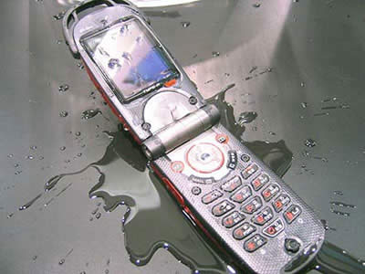 Điện thoại bị nước vào cần lập tức tháo pin và thẻ SIM. Ảnh: Cellphonedigest.
